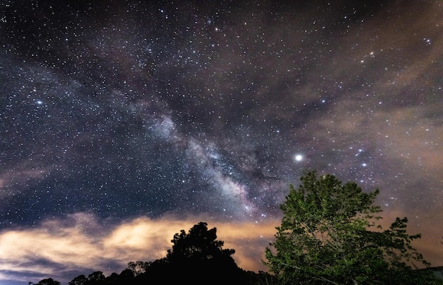 低角度拍摄照片的星系在天空的星星的夜晚