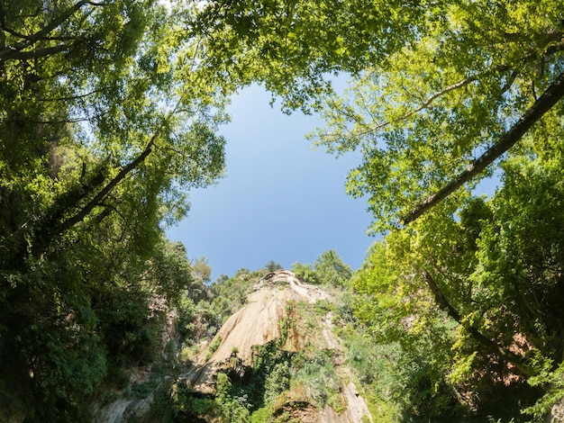 Foto fotografia a basso angolo delle cascate di ucansu