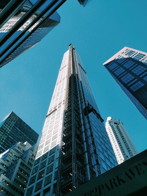 Photo low angle view of 432 park avenue against blue sky