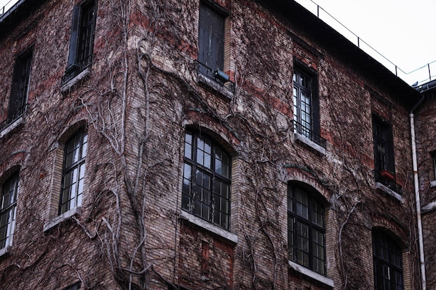 Photo low angle view of abandoned building