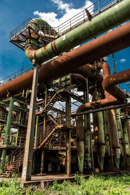 Photo low angle view of abandoned factory against sky