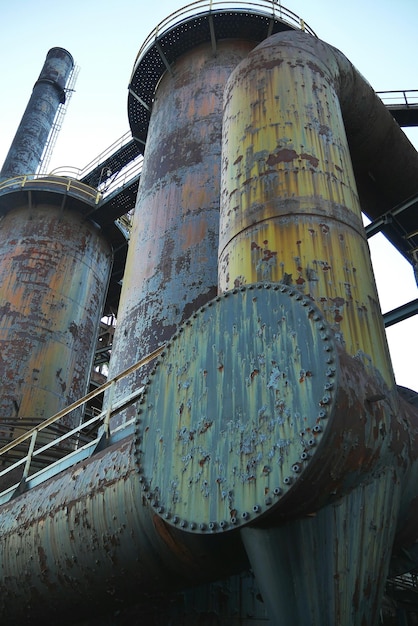 Foto vista ad angolo basso della fabbrica abbandonata