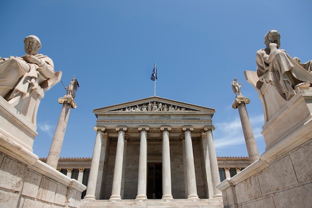 Foto vista a bassa angolazione dell'accademia di atene contro un cielo limpido