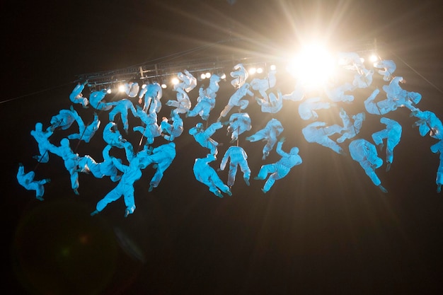 Низкоугольный вид акробатов, выступающих во время ибероамериканского театрального фестиваля ночью