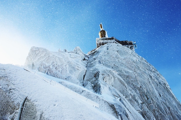 青い空を背景に雪の中のaiguille du midiの低角度のビュー