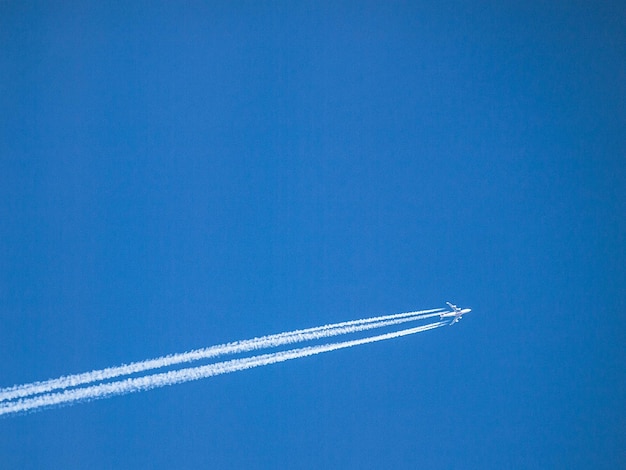 Foto vista ad angolo basso dell'aereo contro un cielo blu limpido