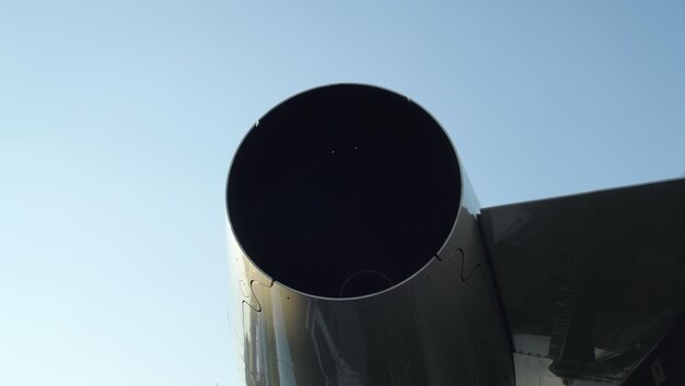 Photo low angle view of airplane against clear blue sky