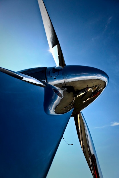 Foto vista ad angolo basso dell'aereo contro un cielo blu limpido