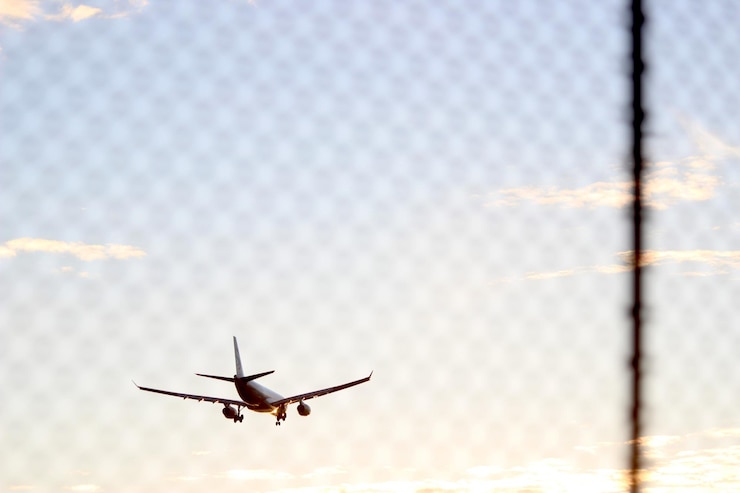 Photo low angle view of airplane against sky during sunset