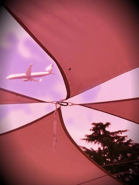 Photo low angle view of airplane against sky