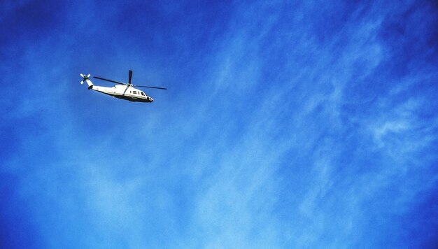 Photo low angle view of airplane against sky