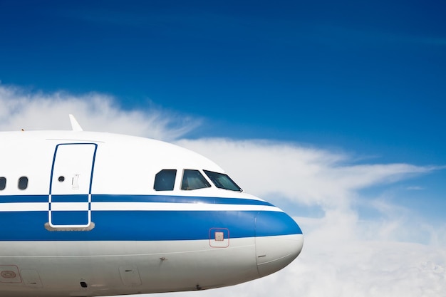 Photo low angle view of airplane against sky