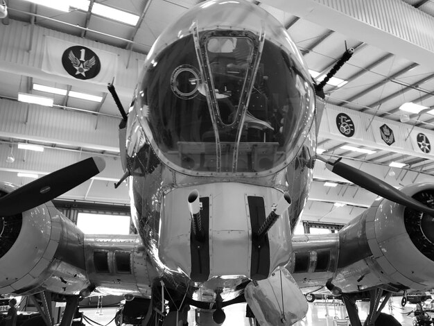 Photo low angle view of airplane at airport