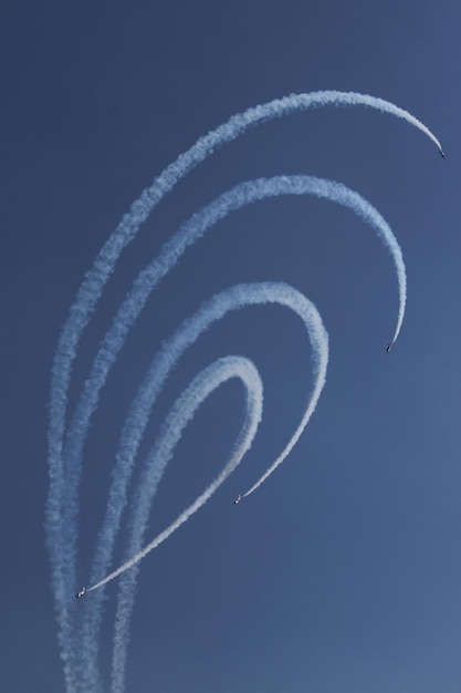 Photo low angle view of airplane flying against blue sky