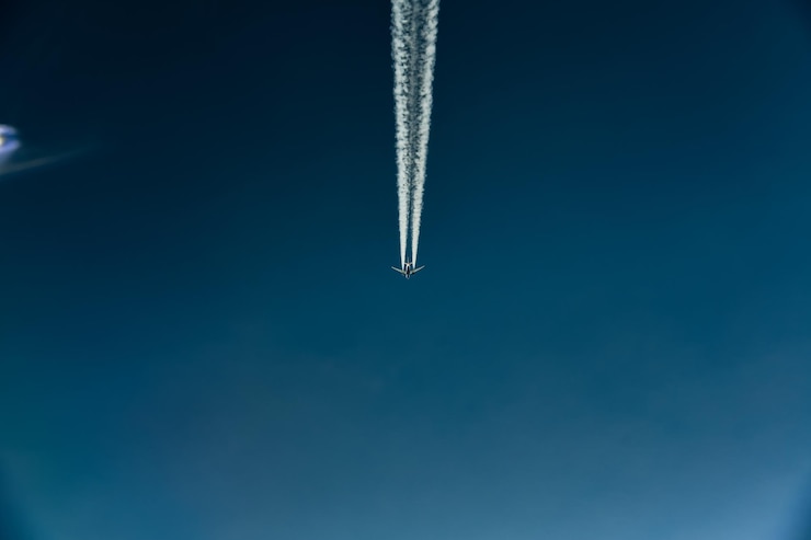 Photo low angle view of airplane flying against blue sky