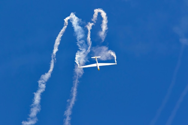 Foto vista a basso angolo di un aereo che vola contro il cielo blu