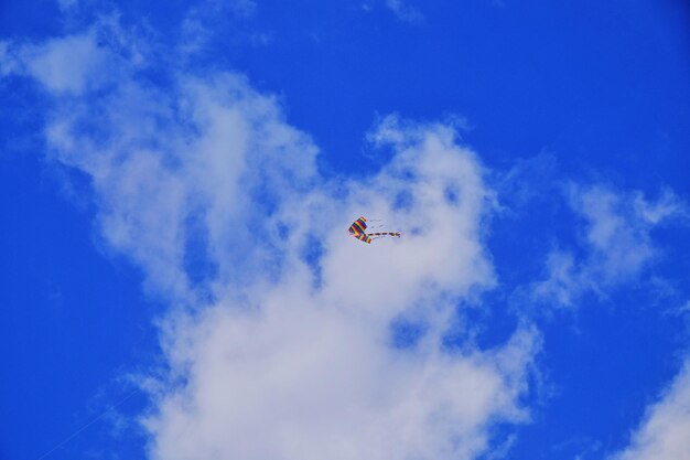 Photo low angle view of airplane flying against blue sky