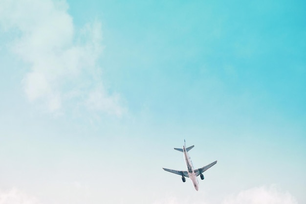 Photo low angle view of airplane flying against blue sky