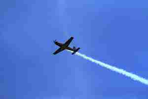 Photo low angle view of airplane flying against clear blue sky