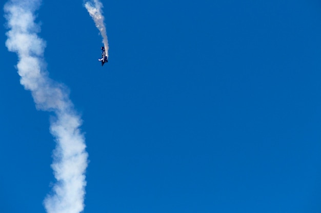 Photo low angle view of airplane flying against clear blue sky