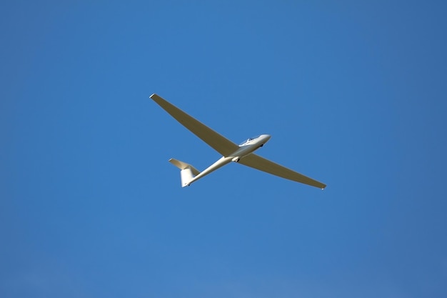 晴れた青い空を背景に飛行する飛行機の低角度の視点