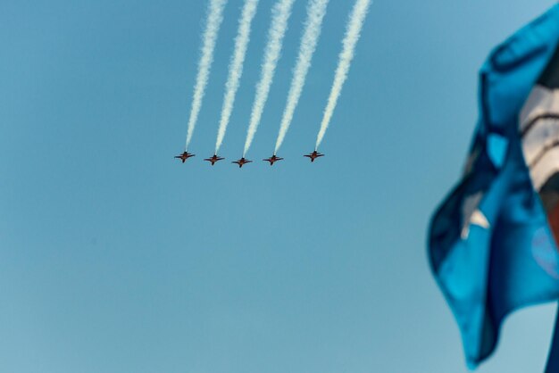 Photo low angle view of airplane flying against clear blue sky