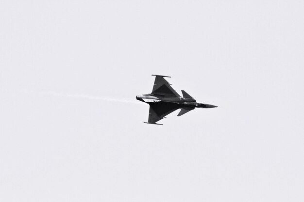 Photo low angle view of airplane flying against clear sky