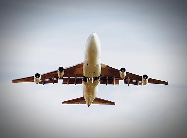 Photo low angle view of airplane flying against clear sky