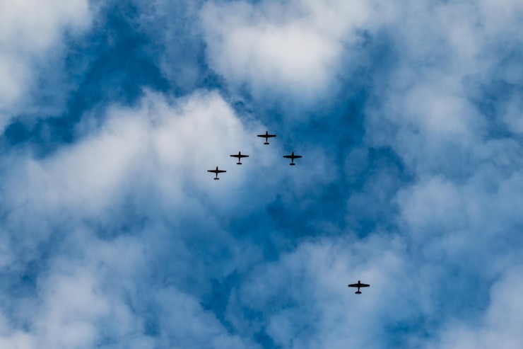 Photo low angle view of airplane flying against sky