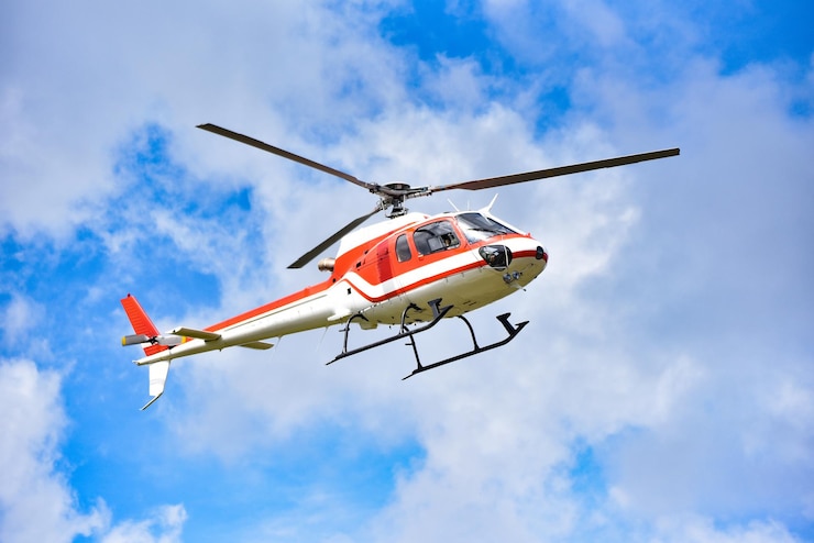 Photo low angle view of airplane flying against sky