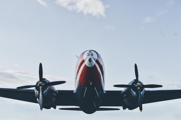 空に向かって飛ぶ飛行機の低角度の景色
