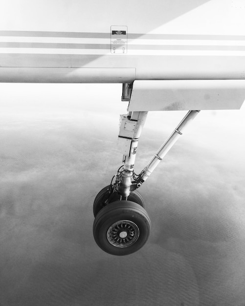 Foto vista a basso angolo di un aereo che vola contro il cielo