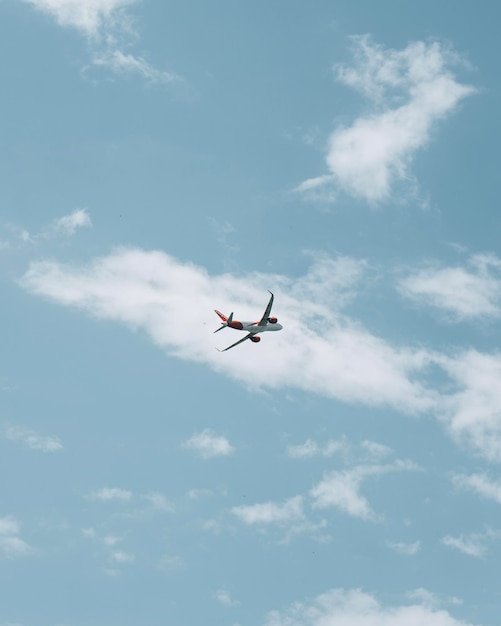 空に向かって飛ぶ飛行機の低角度の景色