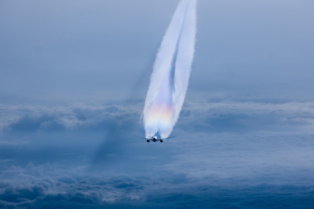 Foto vista a basso angolo di un aereo che vola contro il cielo