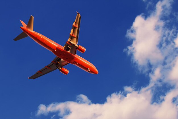 Photo low angle view of airplane flying against sky