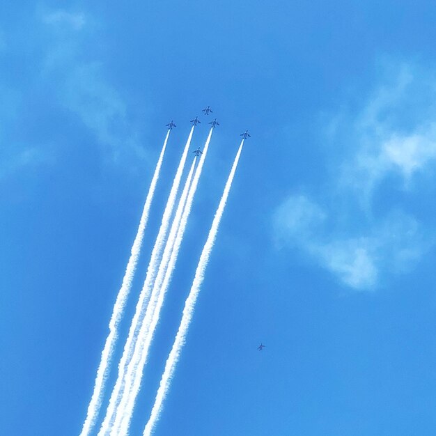 Foto vista a basso angolo di un aereo che vola contro il cielo