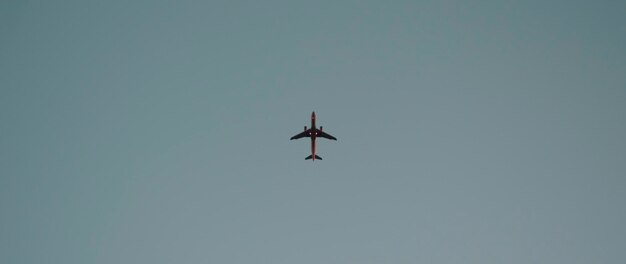 空に向かって飛ぶ飛行機の低角度の景色