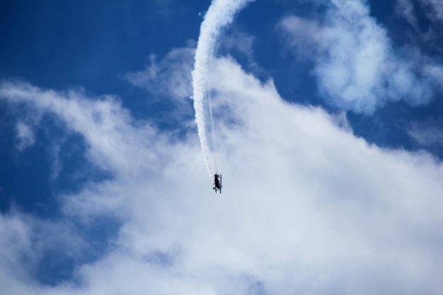 Foto vista a basso angolo di un aereo che vola contro il cielo