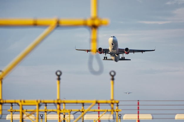 Foto vista a basso angolo di un aereo che vola contro il cielo