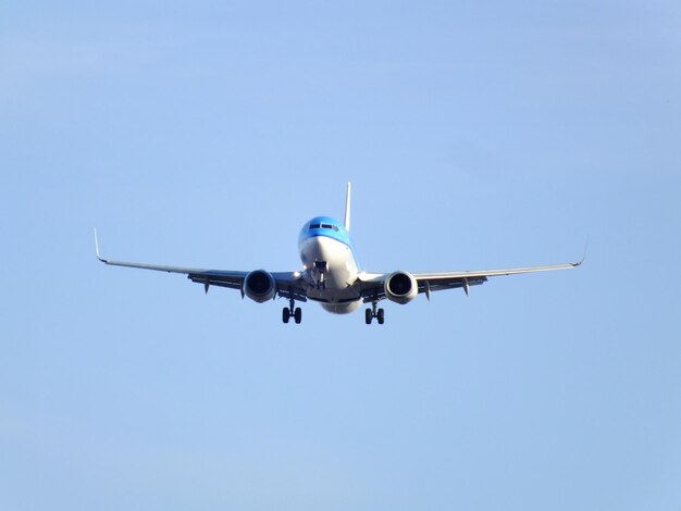 Photo low angle view of airplane flying in clear sky