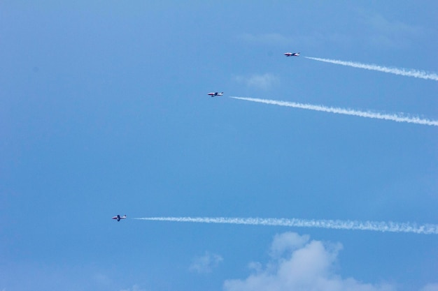 Photo low angle view of airplane flying in sky