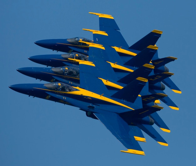 Photo low angle view of airplane flying in sky