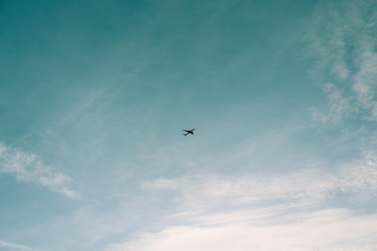 Photo low angle view of airplane flying in sky