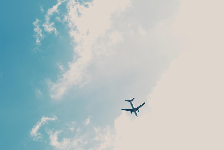 Photo low angle view of airplane flying in sky