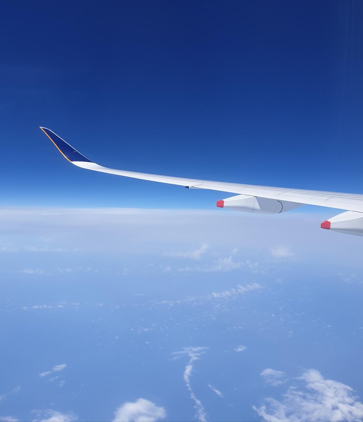 Photo low angle view of airplane flying in sky