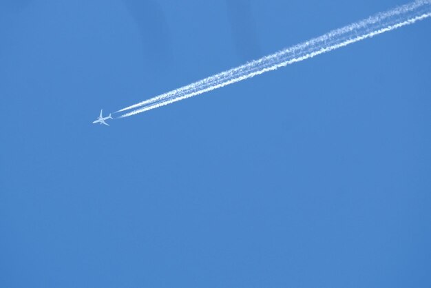 Foto vista a basso angolo di un aereo che vola nel cielo