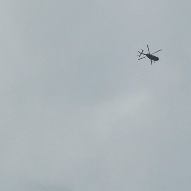 Photo low angle view of airplane flying in sky