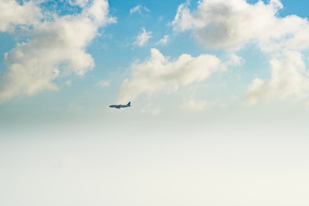 Photo low angle view of airplane flying in sky