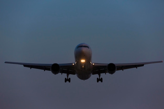 Photo low angle view of airplane flying in sky