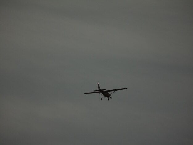Foto vista a bassa angolazione di un aereo che vola nel cielo